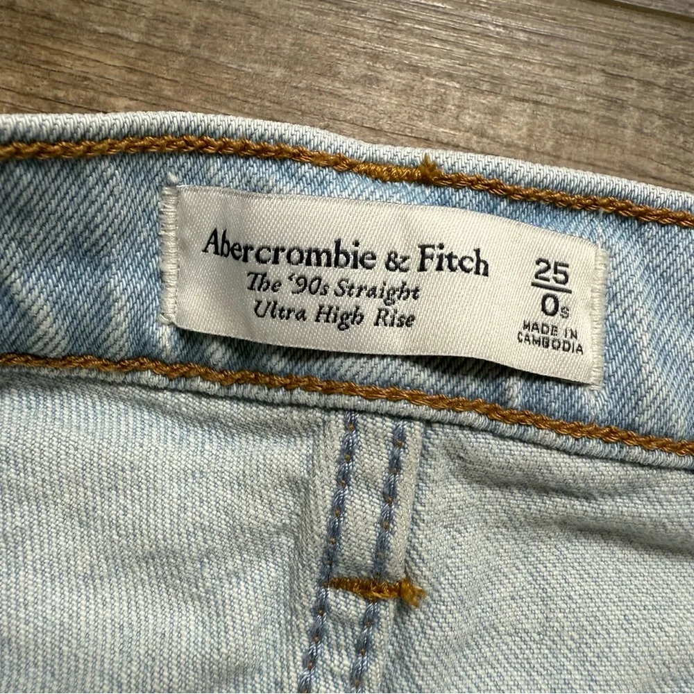 Abercrombie & Fitch The 90's Straight Ultra High-Rise Denim Jeans Destress Holes - Picture 5 of 11